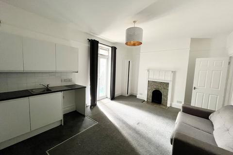 3 bedroom flat to rent, Buckingham Road, Central