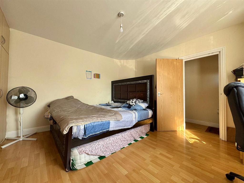 Bedroom 1 (2)