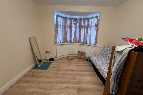 3 bedroom terraced house to rent, Hounslow, TW5