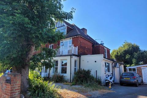 2 bedroom flat to rent, Hillcrest Road, Hythe