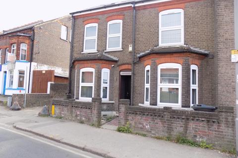 Studio to rent, Old Bedford Road, Luton, Bedfordshire