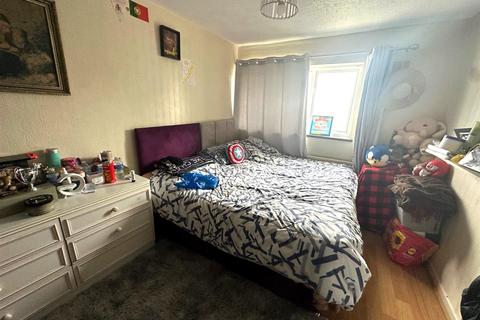 37 Ensign Way, Stanwell, Staines, TW19 7RE