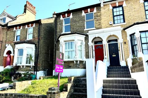 2 bedroom ground floor flat for sale, Cantwell Road, Shooters Hill, London, SE18 3LN