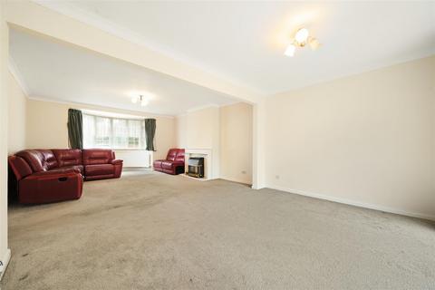 3 bedroom detached house to rent, Brainton Avenue, Feltham TW14