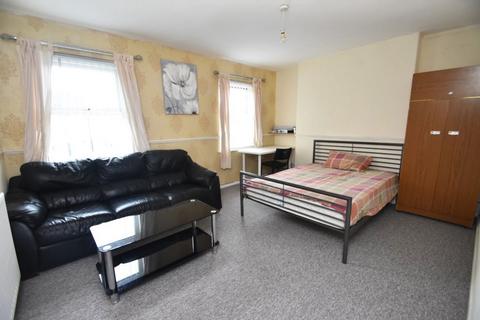 2 bedroom flat to rent, Churchill Square - DH1