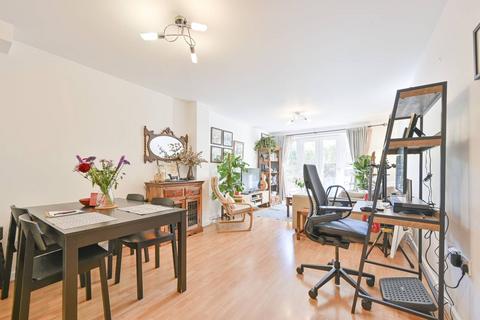 2 bedroom flat for sale, Poynders Road, Clapham Park, London, SW4