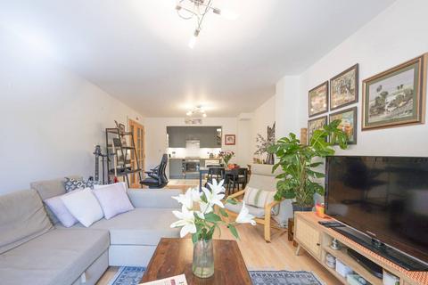 2 bedroom flat for sale, Poynders Road, Clapham Park, London, SW4