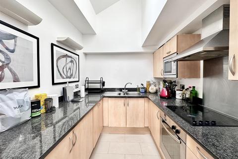 1 bedroom penthouse to rent, Larch Court, London W9