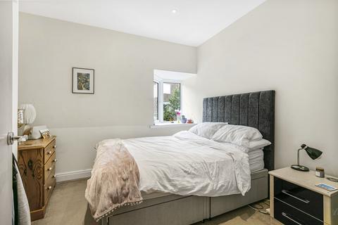 2 bedroom apartment for sale, Station Approach, Surrey KT14