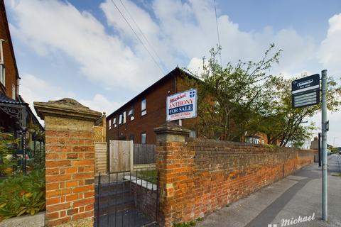 2 bedroom flat for sale, Tring Road, Aylesbury, Buckinghamshire