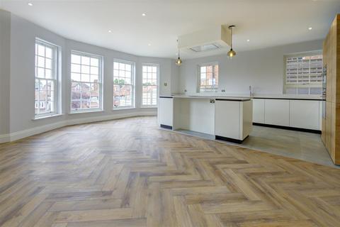 2 bedroom flat for sale, High Beeches, West Heath Road, Hampstead, NW3