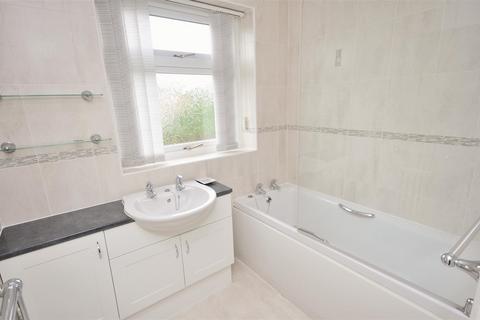 3 bedroom semi-detached house to rent, Eastholme Drive, York