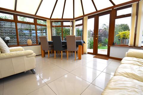 122 Ashingdon Road, Rochford, SS4 1RR
