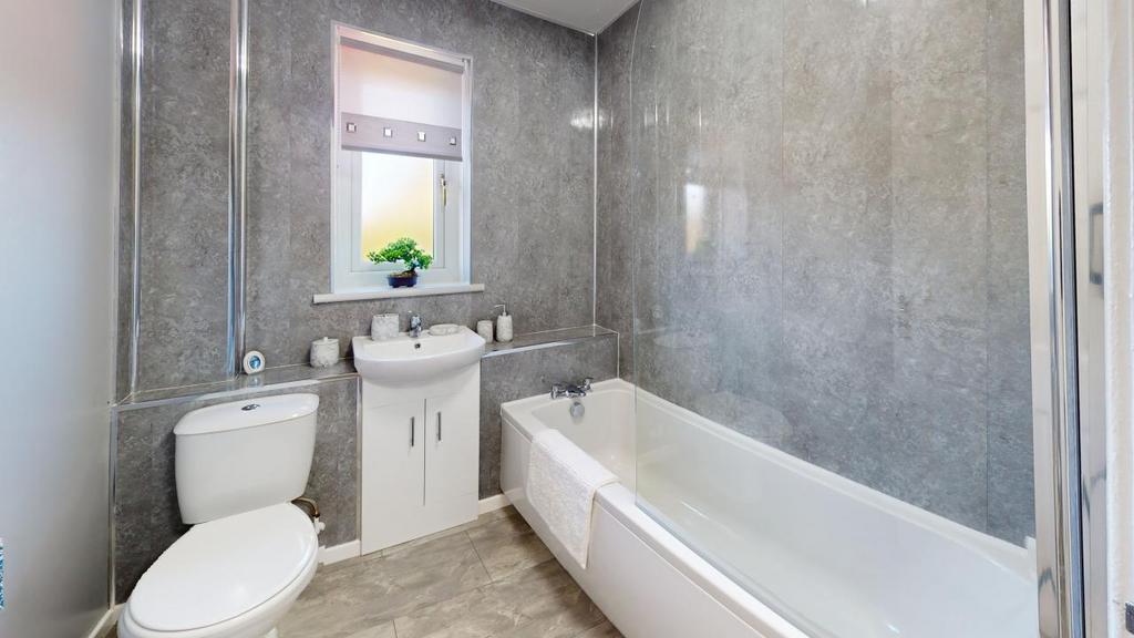 45-Jenni-Lee-Drive-Bathroom.jpg
