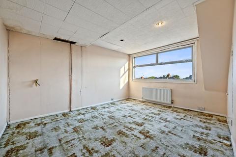 11 Lynton Terrace, London, W3 9DU
