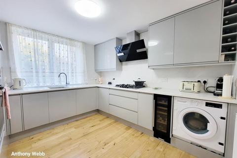 3 bedroom maisonette to rent, Chettle Court, Ridge Road, N8