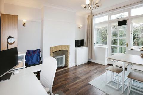 3 bedroom end of terrace house to rent, Woodside Avenue, Chislehurst