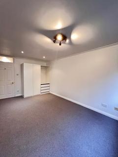 2 bedroom flat to rent, Etchingham Park Road, London, N3