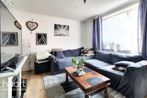 7 Swindon Gardens, Romford, RM3 9RH