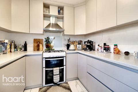 7 Swindon Gardens, Romford, RM3 9RH
