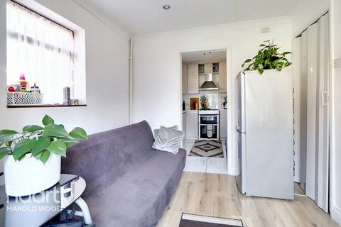 7 Swindon Gardens, Romford, RM3 9RH