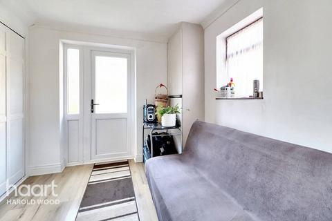 7 Swindon Gardens, Romford, RM3 9RH