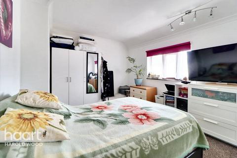 7 Swindon Gardens, Romford, RM3 9RH