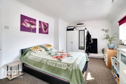 7 Swindon Gardens, Romford, RM3 9RH