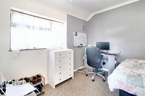 7 Swindon Gardens, Romford, RM3 9RH