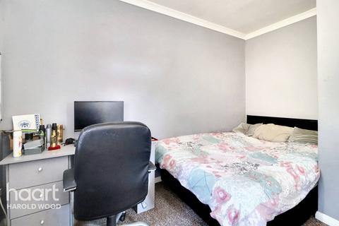 7 Swindon Gardens, Romford, RM3 9RH