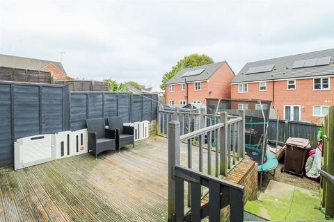 3 bedroom townhouse for sale, Chester Court, Pontefract WF9