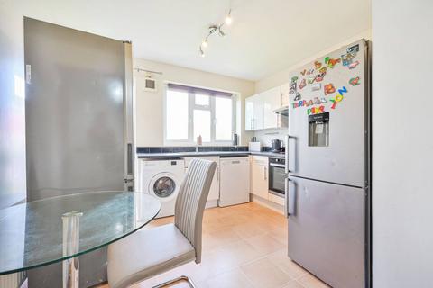 2 bedroom flat to rent, Washington Road, Worcester Park, KT4