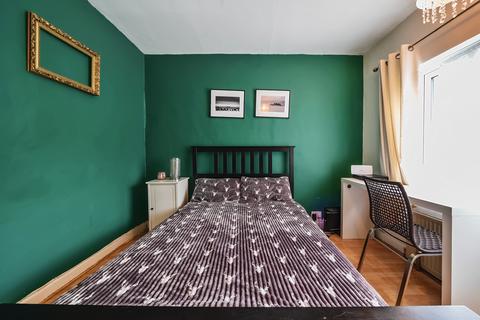 50a Greenway Gardens, Greenford, UB6 9TU