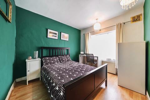 50a Greenway Gardens, Greenford, UB6 9TU