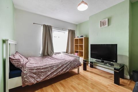 50a Greenway Gardens, Greenford, UB6 9TU
