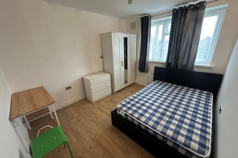 Flat to rent, Montrose Avenue, Edgware, HA8