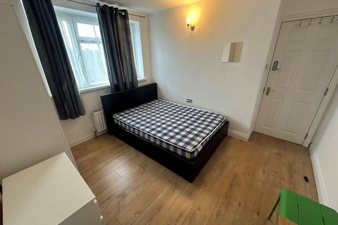 Flat to rent, Montrose Avenue, Edgware, HA8