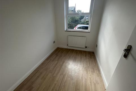 2 bedroom apartment to rent, Queen Street, Springhead, Oldham