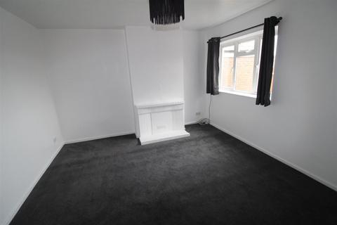 2 bedroom flat to rent, Manor Road, Caddington,