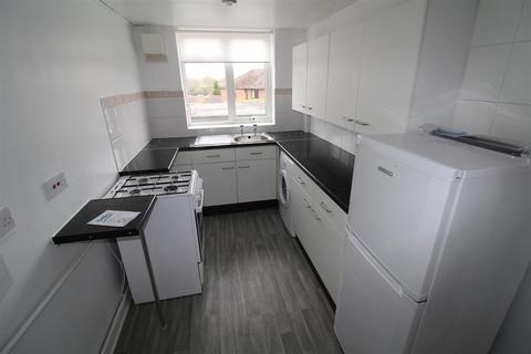 2 bedroom flat to rent, Manor Road, Caddington,