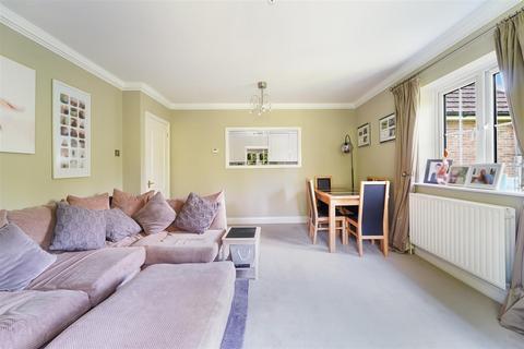 2 bedroom property for sale, Corner Farm Close, Tadworth