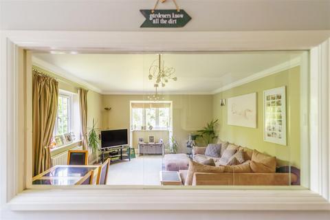 36 Corner Farm Close, Tadworth, KT20 5SJ