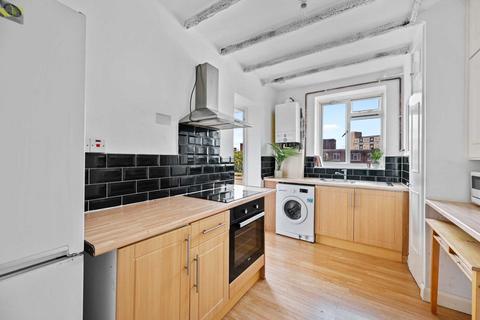 4 bedroom flat to rent, Ravenet Court, Battersea, London, SW11