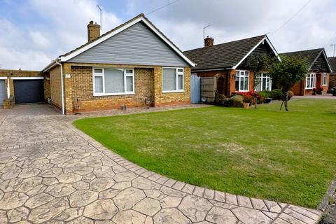 2 bedroom detached bungalow for sale, Shelden Drive, Rainham,