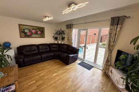 4 bedroom semi-detached house for sale, Garforth Avenue, Manchester