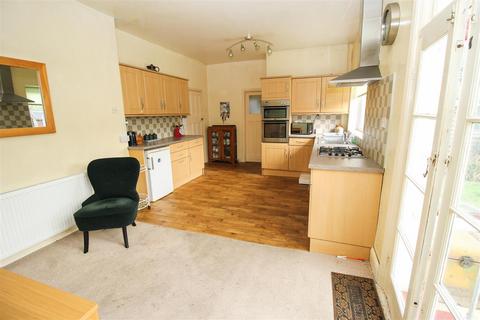 3 bedroom chalet for sale, Pavilion Drive, Leigh-On-Sea