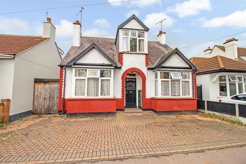 3 bedroom chalet for sale, Pavilion Drive, Leigh-On-Sea