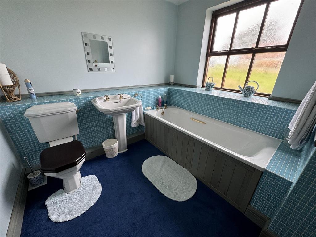 En Suite Bathroom (Jack &amp; Jill)