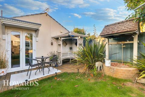 4 bedroom semi-detached bungalow for sale, Blackheath Road, Lowestoft