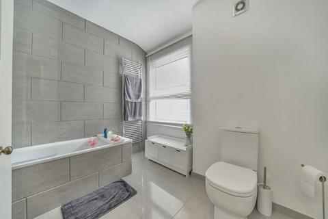 3 bedroom flat for sale, Sellincourt Road, Tooting